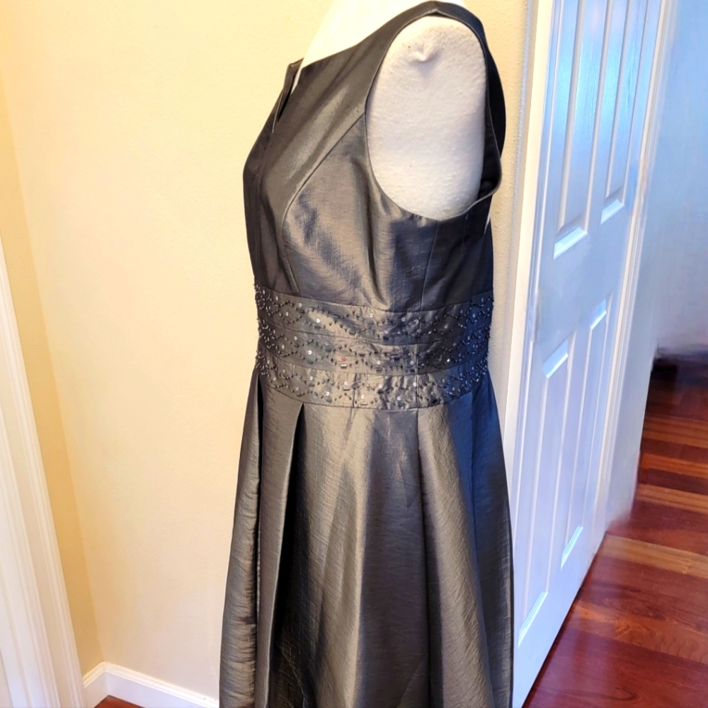 Jones New York: Grey Sleeveless,Lined, V-Neck, Knee Length Formal - Picture 2 of 7